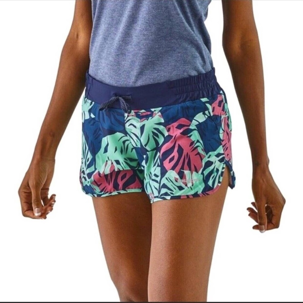 Patagonia Nine Trails 4” Shorts in Navy Tarkine Fern Print Small EUC